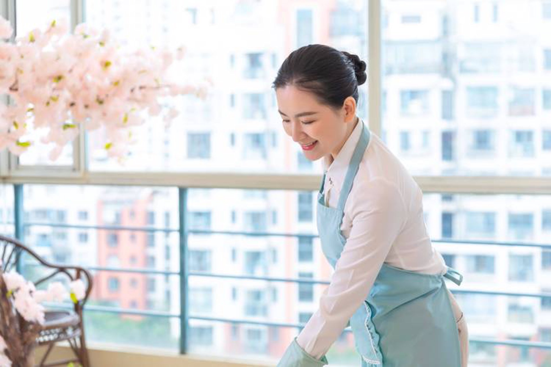 颖风婉月美容